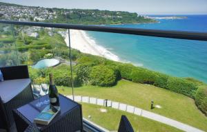 een kamer met uitzicht op het strand en de oceaan bij Glas Mor in Carbis Bay