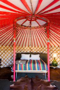 Zimmer mit einem Bett in einer Jurte in der Unterkunft El Cosmico in Marfa