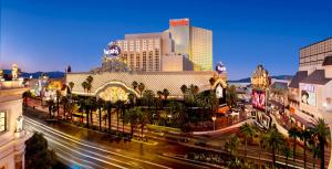 une ville avec des bâtiments et une rue avec des voitures dans l'établissement Beautiful Unit in Harrah's Casino Strip LAS VEGAS, à Las Vegas