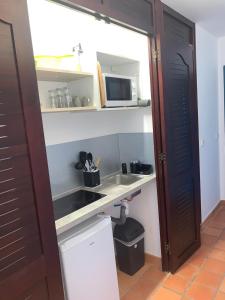 Kuchyň nebo kuchyňský kout v ubytování Studio à Tartane en Martinique proche de la mer.