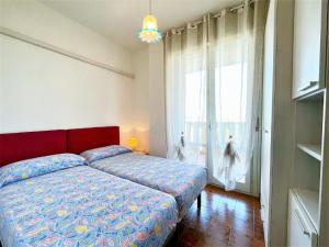 En eller flere senger på et rom på Snug holiday home in Porto Santa Margherita with terrace