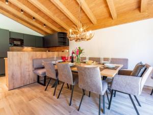 Kuchyňa alebo kuchynka v ubytovaní Pinzgau Lodge 1B