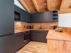 Kuchyňa alebo kuchynka v ubytovaní Pinzgau Lodge 1B