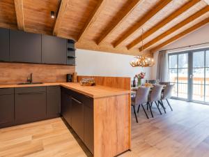 Kuchyňa alebo kuchynka v ubytovaní Pinzgau Lodge 1B