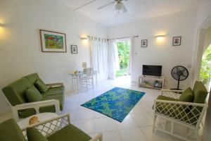 Seating area sa 2 minute walk to Beach & Pool - Casual 2-Bed House home