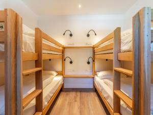 - un ensemble de lits superposés dans un dortoir doté de parquet dans l'établissement Pinzgau Lodge 1A 1B, à Wald im Pinzgau