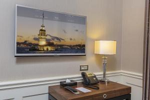 a desk with a lamp and a picture on it at Meroddi Bagdatliyan Hotel in Istanbul