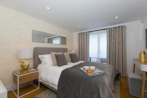 Una habitación de hotel con una cama con una bandeja encima. en Gwel An Chapel, en Carbis Bay