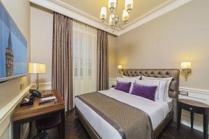 A bed or beds in a room at Meroddi Bagdatliyan Hotel