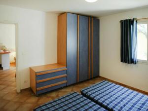 Giường trong phòng chung tại Apartment in Corsica with Beach Access