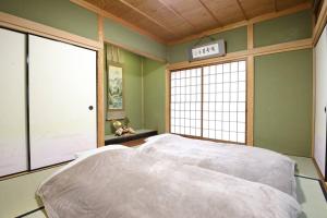 1 dormitorio con 1 cama y un cartel que dice salida en HAT byakugoji, Japanese traditional fireplace　HAT白毫寺　自然豊富な別荘地にある囲炉裏付き一軒家, en Nara