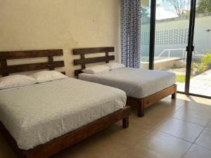 Un pat sau paturi într-o cameră la King's Tuuch Bacalar - Cerca de la Laguna