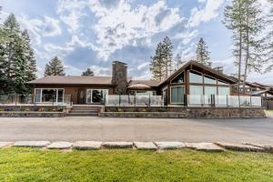 uma casa nas montanhas com um grande edifício em Flathead Lake Villa - Full Property em Lakeside