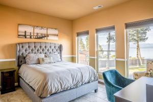 Flathead Lake Villa - Full Property في Lakeside: غرفة نوم بسرير وطاولة ونوافذ