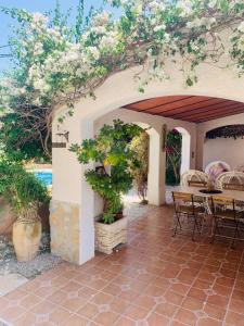 Un patio con una mesa y sillas y un árbol. en Casa Hermosa, en Fortuna