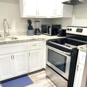 Cucina o angolo cottura di NEW! close to Downtown, Malls & Premium Outlets, with Balcony