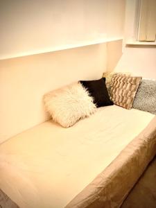 Una cama con dos almohadas encima. en Hendon Homestay, en Hendon