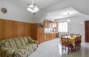 ein Wohnzimmer mit einem Sofa und einem Tisch in der Unterkunft Stunning Apartment In Cessaniti With House A Panoramic View in Cessaniti