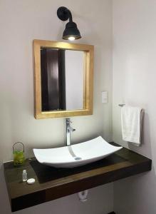 bagno con lavandino e specchio di Casa Magnolia 2 a Ciudad Madero