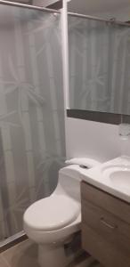 Koupelna v ubytování Apartaestudio Norte de Armenia excelente ubicacion