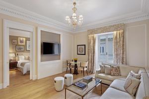 Uma TV ou centro de entretenimento em The St. Regis Rome
