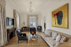 Uma TV ou centro de entretenimento em The St. Regis Rome