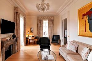 Uma TV ou centro de entretenimento em The St. Regis Rome