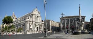 un gran edificio con gente caminando delante de él en Apartments Casa Vacanze Dante, en Catania