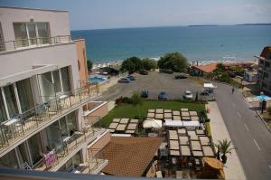 una vista aérea de un aparcamiento junto al océano en Family Hotel Berlin Beach Sveti Vlas, en Sveti Vlas