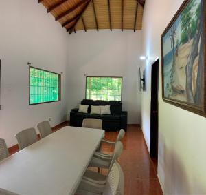 een eetkamer met een tafel en stoelen en een bank bij Hostal Casa Jocolate Minca in Minca