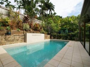una piscina de agua azul en un patio en Tropical Oasis en Freshwater