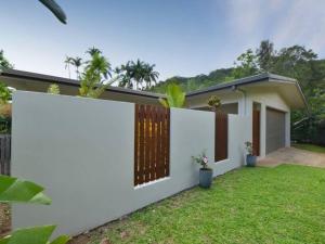 una casa blanca con una valla y un patio en Tropical Oasis en Freshwater