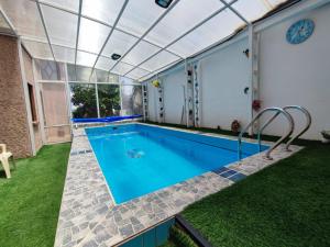 una piscina en una casa con piscina cubierta en Familia Heresi ( Casa Kairos), en Cochabamba