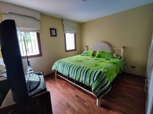 Cama o camas de una habitación en Familia Heresi ( Casa Kairos)