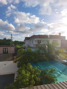 vista para um edifício com piscina em Cozy Place em Port Louis