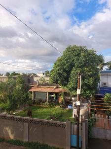 una casa con una recinzione e un lampione di Cozy Place a Port Louis