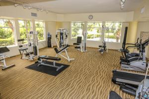 einen Fitnessraum mit Laufbändern und Maschinen in einem Zimmer in der Unterkunft Lovers Key Resort 403 in Fort Myers Beach