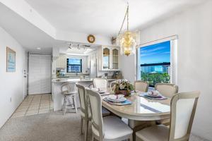uma sala de jantar e cozinha com mesa e cadeiras em Estero Cove 341 em Fort Myers Beach