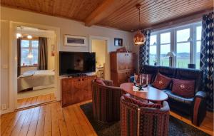 uma sala de estar com um sofá, uma televisão e uma cama em 5 Bedroom Pet Friendly Home In Sollebrunn em Sollebrunn