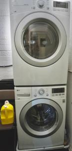 uma máquina de secar roupa com uma máquina de lavar roupa no quarto em University Place-near U Of U, Hospitals, Downtown em Salt Lake City
