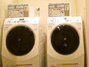 duas máquinas de lavar estão sentadas ao lado uma da outra em HOTEL GLANY's KUMAGAYA - Vacation STAY 27266v em Kumagaya