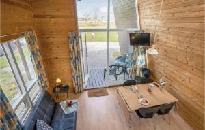 un soggiorno con tavolo, sedie e TV di 2 Bedroom Awesome Home In Fredericia a Fredericia