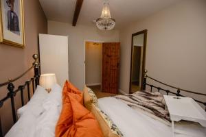 En eller flere senge i et værelse på Orchard Cottage - Rudge Farm Cottages