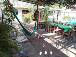 un patio con hamaca, mesa y sillas en Casa Jeymar, en Coyuca