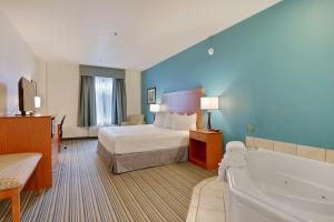 Letto o letti in una camera di Best Western Liberty Inn DuPont JBLM