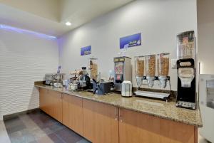 Set per la preparazione di tè e caffè presso Best Western Liberty Inn DuPont JBLM