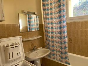 łazienka z umywalką i zasłoną prysznicową w obiekcie Studio 2 Couchages avec Balcon, Wi-Fi et Proche Thermes à Amélie-les-Bains - FR-1-703-9 w mieście Amélie-les-Bains-Palalda