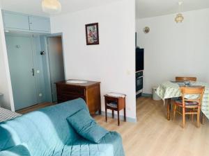 Posedenie v ubytovaní Studio cosy avec balcon, parking et Wifi - 2 pers, proche thermes et centre ville - FR-1-703-11