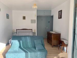 Posteľ alebo postele v izbe v ubytovaní Studio cosy avec balcon, parking et Wifi - 2 pers, proche thermes et centre ville - FR-1-703-11