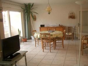Televízia a/alebo spoločenská miestnosť v ubytovaní Charmant F2 avec Garage et Terrasse, 3 couchages, proche cures et centre-ville, Amélie-les-Bains - FR-1-703-12